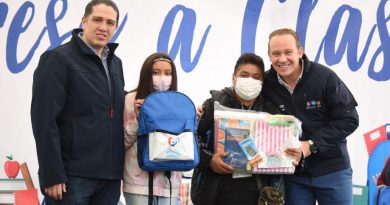 Mayor Santiago Taboada delivers school supplies to more than a thousand children of Benito Juárez / @STaboadaMx @BJAlcaldia >>