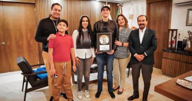 Pedro Rodríguez congratulates Ares Guadarrama for representing Atizapán in the contest ‘Barras Por Mi Elección’ / @GobAtizapan >>>