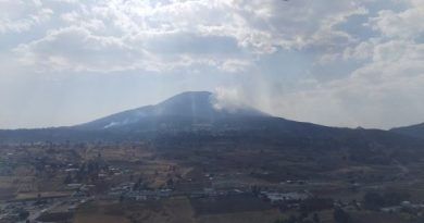Probosque and Grupo de Rescate Aéreo «Relámpagos» fight forest fire in the municipality of Atlacomulco / @jorgenunol @SICTmx >>>