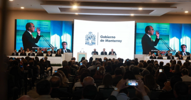 In Monterrey, Nuevo León, Mayor Adrián de la Garza presents the highest municipal award to Fernando Canales for his legacy. / @mtygob >>>