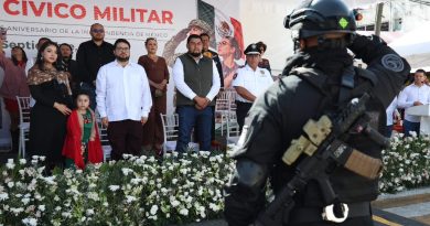 In Edomex, Isaac Montoya Márquez leads a massive civic-military parade in Naucalpan in a grand event, drawing nearly 15,000 attendees / @isaacsolar @GobNau >>>