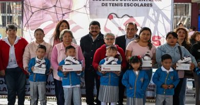 In Edomex, Nazario Gutiérrez Martínez leads the distribution of school sneakers in Texcoco and champions the cause of childhood; he promotes the «Pasitos con Futuro» initiative to ease the financial burden on families / @delfinagomeza @Edomex