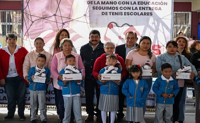 In Edomex, Nazario Gutiérrez Martínez leads the distribution of school sneakers in Texcoco and champions the cause of childhood; he promotes the «Pasitos con Futuro» initiative to ease the financial burden on families / @delfinagomeza @Edomex